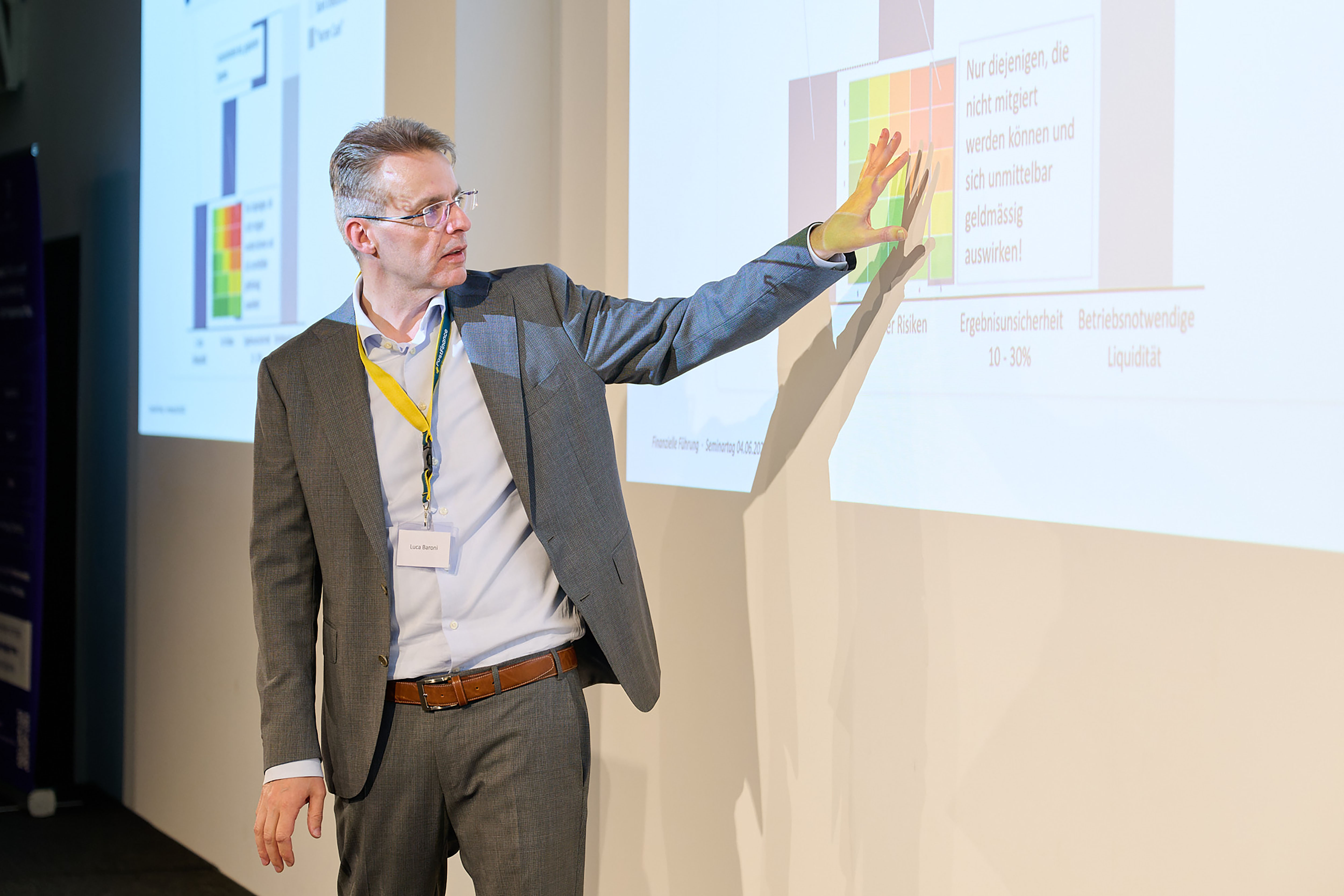 Luca Baroni, experienced CFO, board member, interim manager and guest lecturer, presents a chart at a training course showing how to calculate the liquidity required for operations.