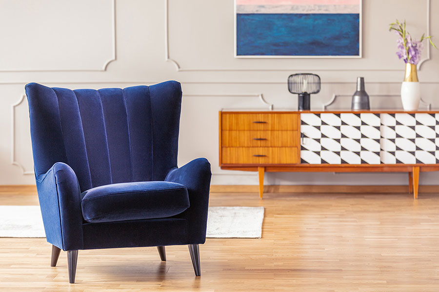 La photo montre un salon avec une vieille commode dont le dessus est recouvert d’un film aux motifs géométriques: des idées DIY pour matériaux d’upcycling.