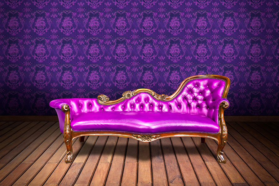 La photo montre un vieux canapé retapissé en rose:  des idées DIY pour matériaux d’upcycling.