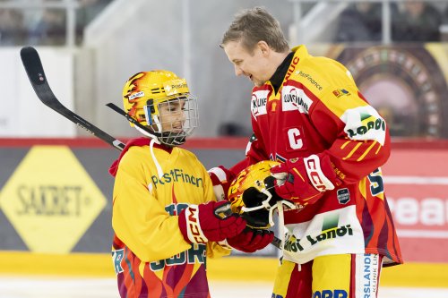 PostFinance Top Scorer Toni Rajala (EHCB) erhaelt vom PostFinance Einlaufkid den Helm des Top Scorers, kurz vor dem Eishockey Meisterschaftsspiel der National League zwischen EHC Biel-Bienne, EHCB, und ZSC Lions, ZSC, am Dienstag, 11. Februar 2025, in der Tissot Arena in Biel. (PostFinance/KEYSTONE/Anthony Anex)