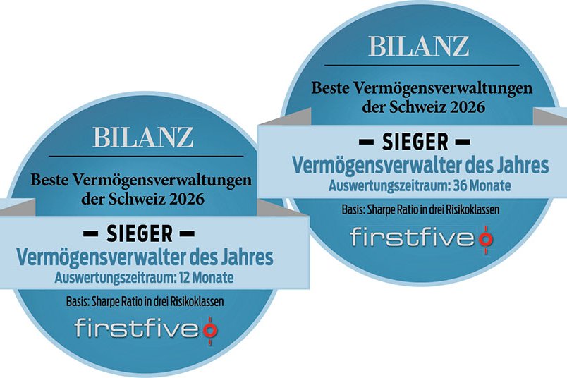 Das Bild zeigt das Doppelsiegel vom Magazin Bilanz und trägt den Titel "Beste Vermögensverwaltungen der Schweiz 2026". Die Auszeichnung zeigt auf was PostFinance gewonnen hat: Sieger in der Kategorie "Vermögensverwalter des Jah-res – im Zeitraum von 12 und 36 Monaten" und "Basis: Sharpe Ratio in drei Risikoklassen. Herausgegeben wurde das Sie-gel von der Firma firstfive.