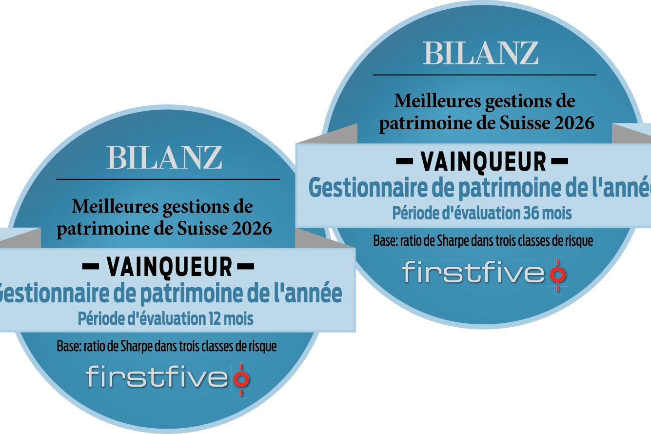 L’image montre les deux labels décernés par le magazine Bilanz, intitulés «Meilleures gestions de fortune de Suisse 2026». Les distinctions montrent que PostFinance a obtenu la première place dans la catégorie «Gestionnaire de fortune de l’année» sur les périodes d’évaluation de 12 et de 36 mois, sur la base du ratio de Sharpe dans trois classes de risque. Ces labels ont été émis par la société firstfive.