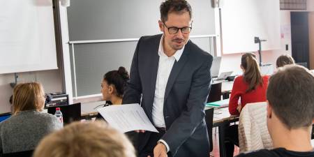 Prof. Dr. Peter Kels doziert an der Hochschule Luzern – Wirtschaft als Professor für Human Resource Management, Führung und Innovation.